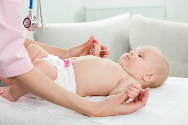 Gyermekorvos megvizsgálja a baba — Stock Fotó