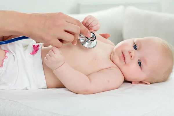 Kinderarts inspectie van kleine baby Stockfoto