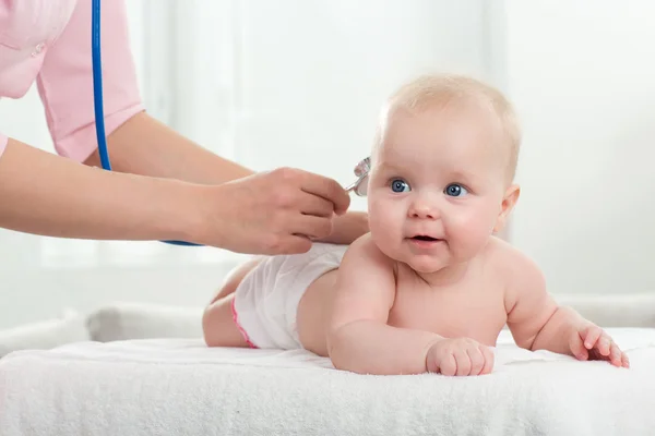 Kinderarts inspectie van kleine baby Rechtenvrije Stockfoto's