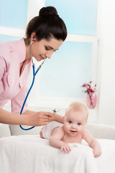 Kinderarts inspectie van kleine baby Stockfoto