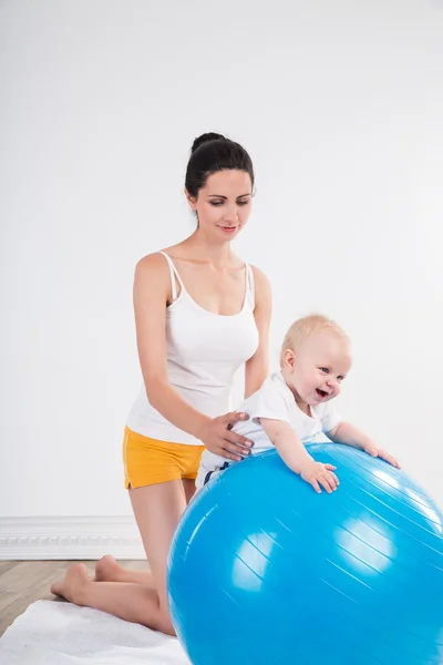 Jonge vrouw met baby — Stockfoto