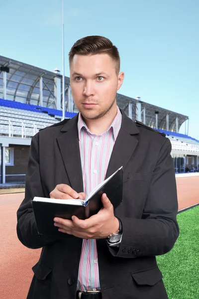 Voetbal scout op het werk Rechtenvrije Stockfoto's