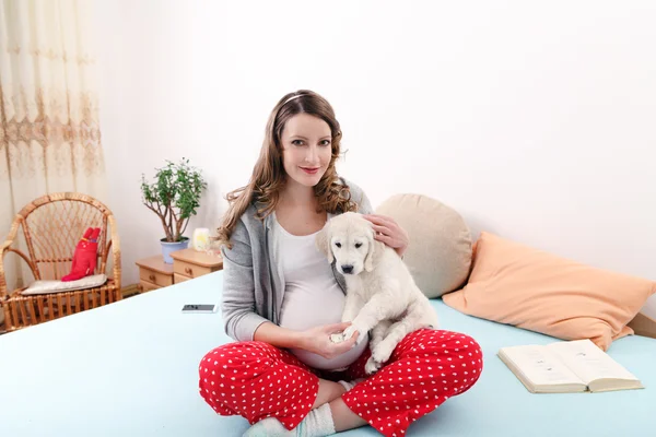 Femme enceinte avec son chien à la maison — Photo