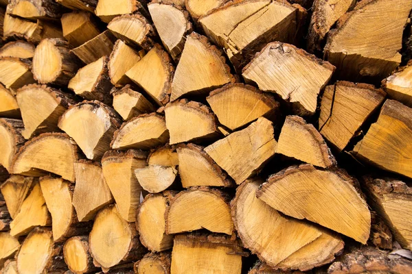 Stapel van gehakte firewoods — Stockfoto