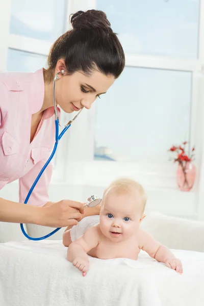 Kinderarts inspectie van kleine baby Rechtenvrije Stockfoto's