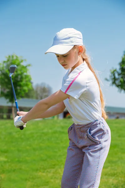 Menina jogando golfe — Fotografia de Stock