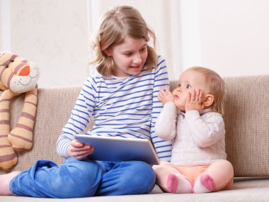 Tablet Pc izlemek iki kız kardeş