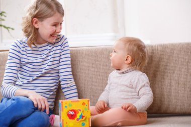 Eğitsel Oyunlar oynayan iki kız kardeş