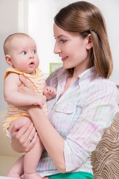 Mãe feliz com seu bebê — Fotografia de Stock