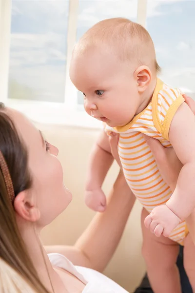 Baby van drie maanden met moeder — Stockfoto