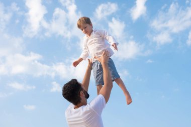 Baba çocuğu gökyüzüne fırlattı.