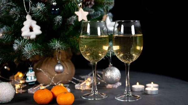 Neujahrs Stillleben Gläser Champagner Mandarinen Auf Dem Tisch Auf Dem — Stockfoto