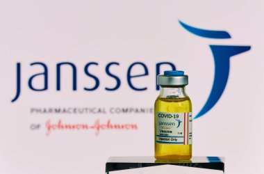MALLORCA / SPAIN - 21 Kasım 2020: Janssen Coronavirus (Covid 19) aşısı. Arka planda Johnson & Johnson şirketinin logosundan Janssen 'ın bulanıklığı olan aşı şişeleri..