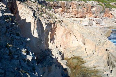 Panoramik manzara, eski terkedilmiş taş ocağı, Mars 'ın taş blokları, Akdeniz' in kayalıklarında