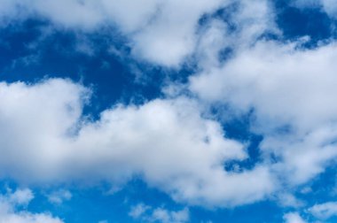 harika, mavi gökyüzü kabarık bulutlar, dokular uzay arkaplanını kopyala