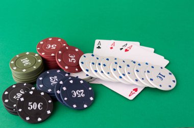 Poker kumaşı, bir deste kağıt, poker el ve fiş. Arkaplan.