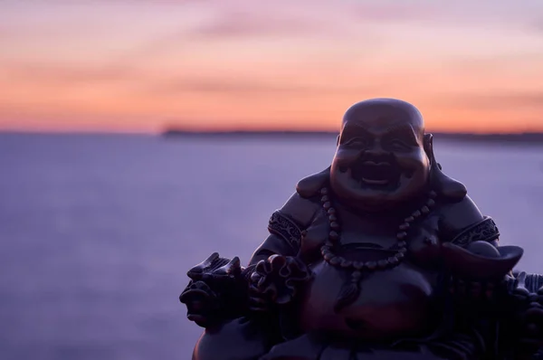 Buddha Figur Bei Sonnenuntergang Auf Einer Klippe Meer — Stockfoto