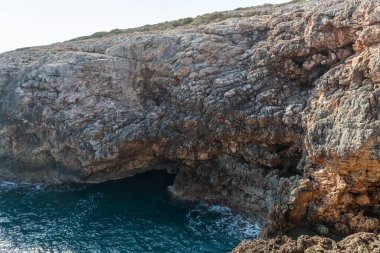 Deniz manzarası, Akdeniz 'deki uçurum, doğanın büyüklüğü.
