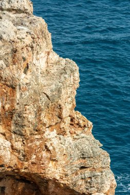 Deniz manzarası, Akdeniz 'deki uçurum, doğanın büyüklüğü.