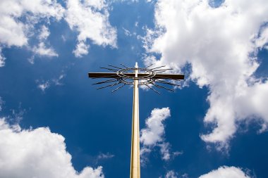 arkaplanda çapraz