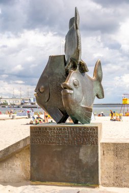 Gdynia sahilindeki balık anıtı (Polonya)