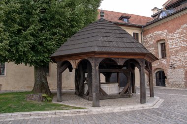 Tyniec (Polonya ahşap kuyuda)