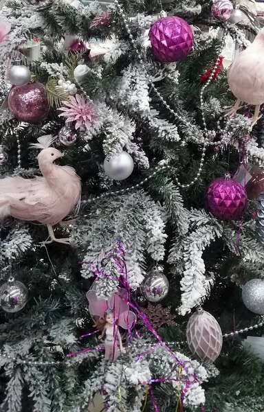 Snövita grenar av en julgran med julbollar och krans — Stockfoto