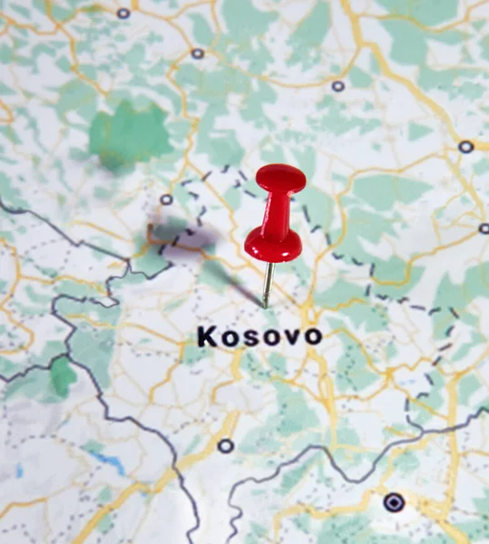 Kosovo auf einer Karte mit einer farbigen Nadel — Stockfoto