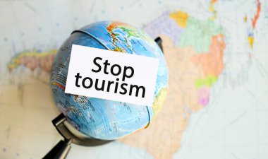 Kriz ve salgın nedeniyle turizmi durdurmak, uçuşların ve seyahatlerin sona erdirilmesi. Amerika haritasının arka planında bir elle metin