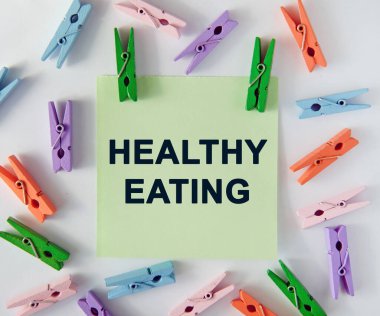 Sağlıklı beslenme - notlar üzerinde metin ve renkli mandallar