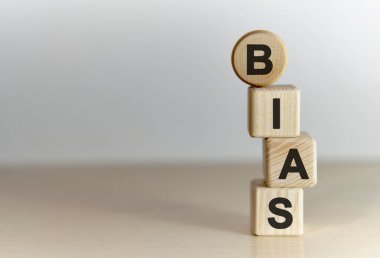 BIAS - tahta küplerle ilgili metin, beyaz arkaplan