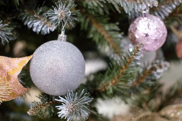 Árvore de Natal, árvore de Natal sempre verde com brinquedos decorativos wiht foco seletivo — Fotografia de Stock
