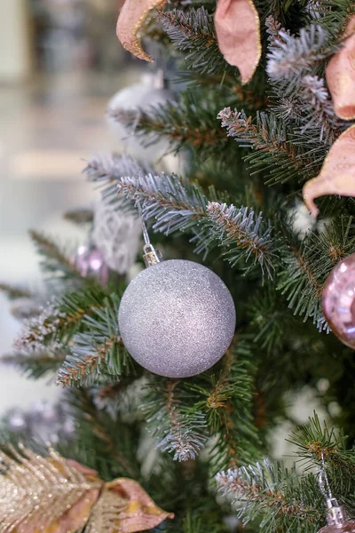 Julgran, vintergrön julgran med dekorativa leksaker med selektivt fokus — Stockfoto