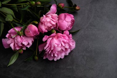 Bir buket pembe şakayık Koyu ahşap arka planda sırada