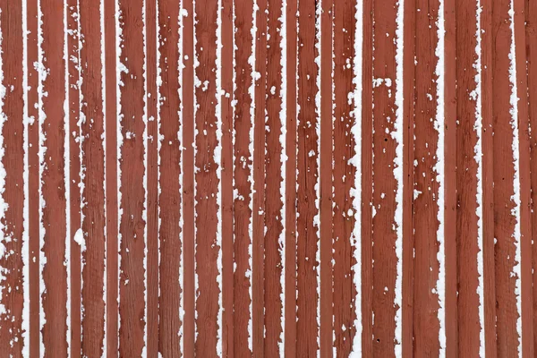 Parede Velha Vermelha Feita Madeira Coberta Neve — Fotografia de Stock