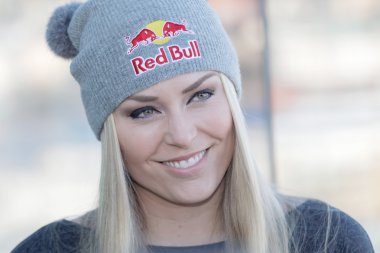 Basın toplantısında gülümseyen Lindsey Vonn