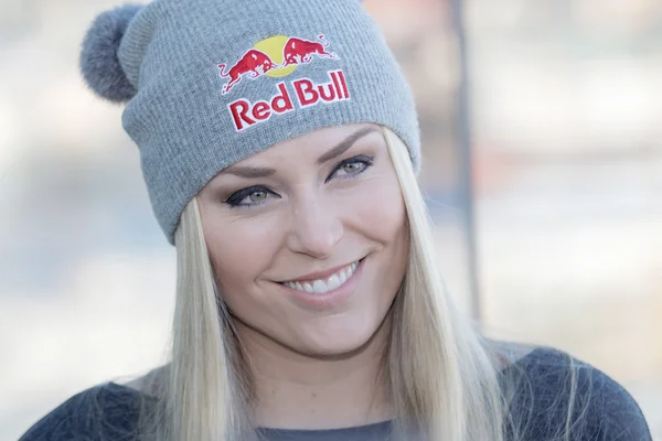 Lindsey Vonn glimlachen tijdens de persconferentie — Stockfoto