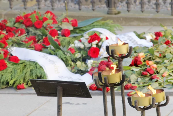 Gül öldürülen Başbakan Olof P mezarının üzerinde bir sürü — Stok fotoğraf