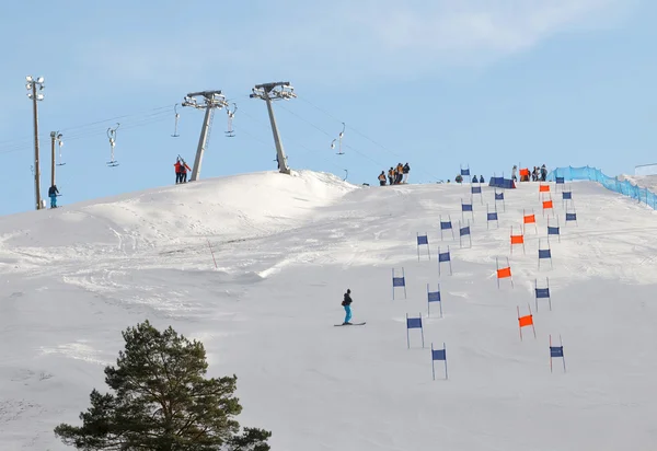 Slalomhang mit farbenfrohen orangen und blauen Toren — Stockfoto