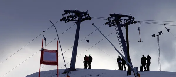 Silhouette eines Skilifts und Skifahrer im Abendlicht — Stockfoto