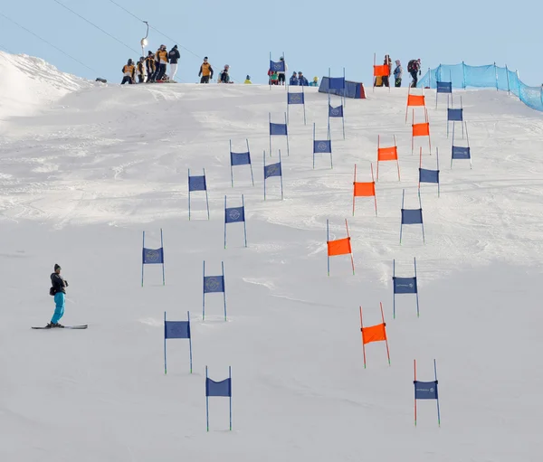 Slalomhang mit farbenfrohen orangen und blauen Toren — Stockfoto