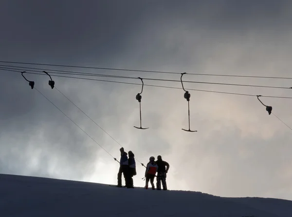 Silhouett of a ski lift and and skiers in evenling light — Stock Photo, Image