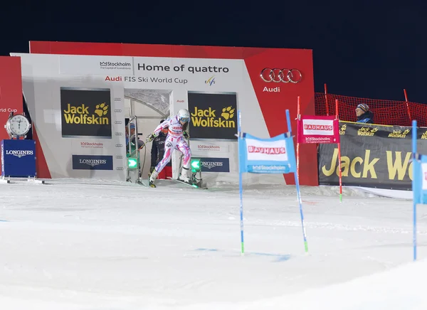 Nastasia Noens aan het begin bij theskiing op een slalom-evenement — Stockfoto