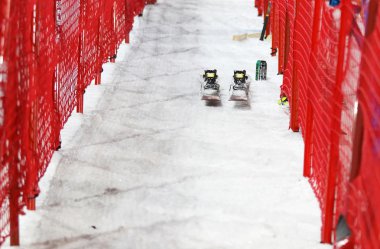 Stockholm, İsveç - 23 Şubat 2016: Slalom Kayak ve çift kırmızı çitler, önden görünüm Audi arabalarıyla FIS Alp Kayak Dünya Kupası şehir olay 23 Şubat 2016, Stockholm, İsveç