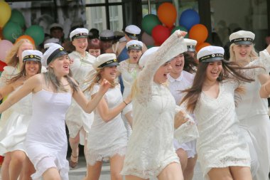 Mutlu genç kızlar sch çalışan mezuniyet kapakları giyiyor