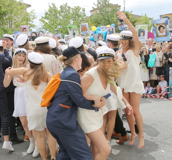 Szczęśliwy nastolatki sobie graduation czapki z okazji graduati — Zdjęcie stockowe