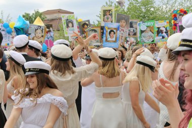 Mutlu gençler graduati kutlama mezuniyet kapaklar giyiyor