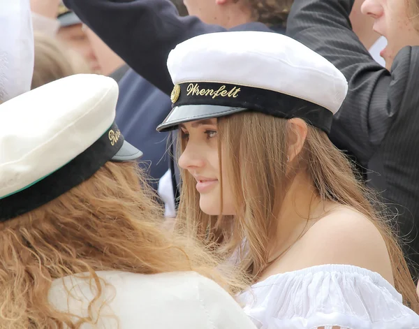 Heureuses adolescentes avec casquette de graduation célébrant la — Photo