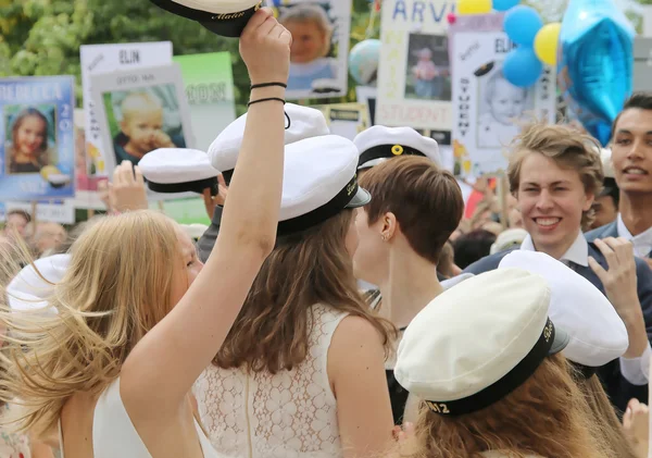 Adolescentes felices con gorra de graduación celebrando la graduación — Foto de Stock