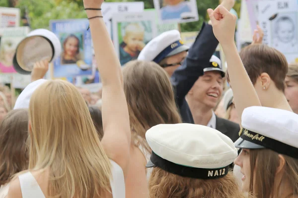Heureux adolescents portant des casquettes de graduation célébrant les diplômés — Photo